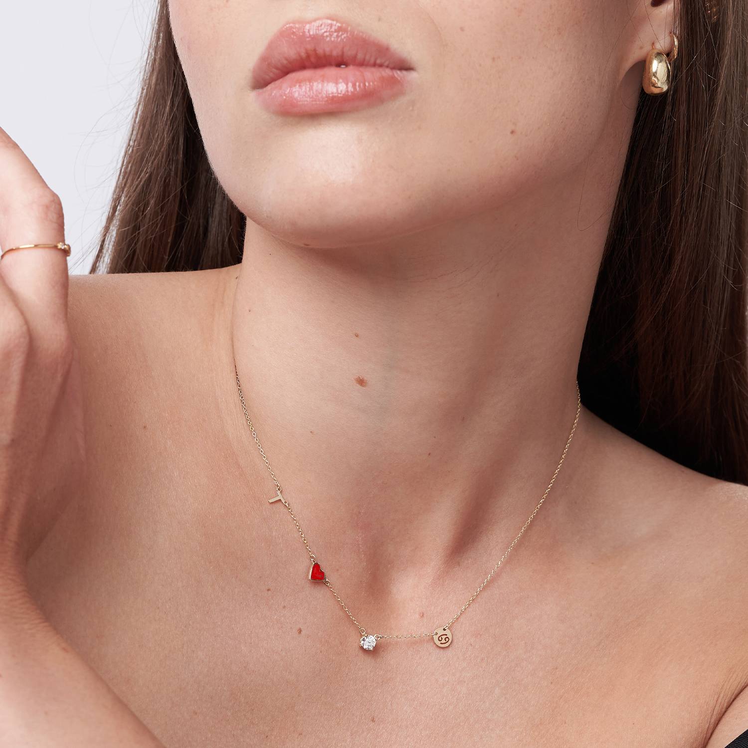 Collier Initial Inez Coeur Rouge avec Diamant Premium - Or Jaune 14 carats-5 photo du produit