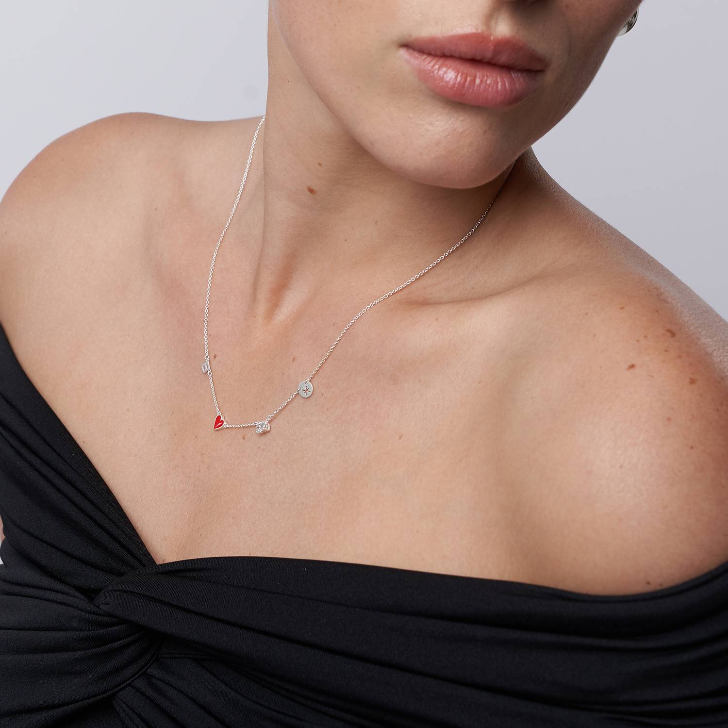 Collier Initial Inez Coeur Rouge avec Diamant Premium - Argent-1 photo du produit