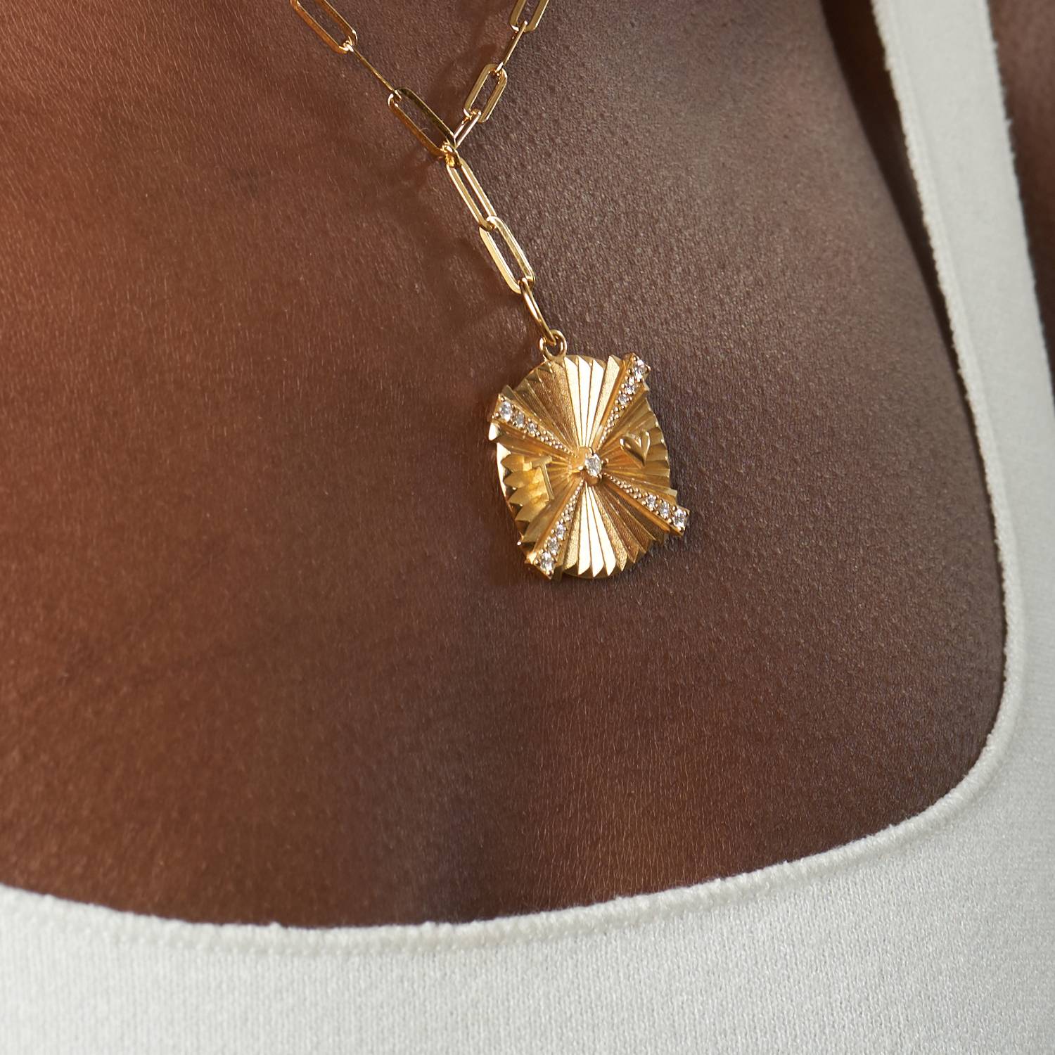 Le collier médaillon initial Shining Tyra avec Diamant - Or Vermeil-3 photo du produit