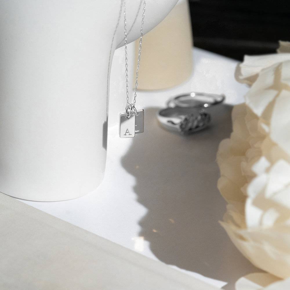 Willow Tag Initial Charm- 14k Solid White Gold-2 Willow Tag Initial Charm- 14k Solid White Gold-2 photo du produit